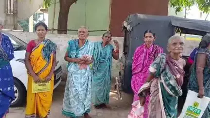 ବଲାଙ୍ଗୀର: ହାତ ପାହାନ୍ତାରେ ଭତ୍ତା ଟଙ୍କା ଦେବାକୁ ଦାବି କଲେ କୁଥୂର୍ଲା ଗ୍ରାମର ବୃଦ୍ଧା ହିତାଧିକାରୀ, ବିଡ଼ିଓଙ୍କୁ ଦେଲେ ଦାବିପତ୍ର #jansamasya