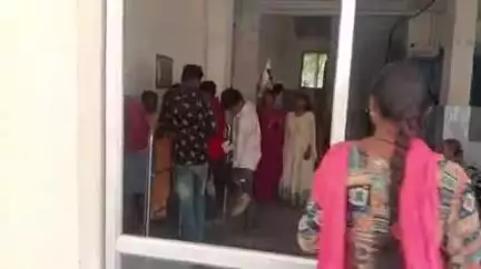 గుంతకల్లు: గుత్తి ప్రభుత్వ ఆసుపత్రి అద్దాలను ధ్వంసం చేసిన గుర్తుతెలియని వ్యక్తులు, పోలీసులకు ఫిర్యాదు చేసిన ఆసుపత్రి సూపరిండెంటెంట్