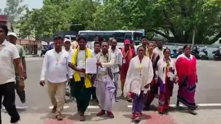 କଣ୍ଟାମାଳ: ପଶ୍ଚିମ ଓଡ଼ିଶା ସଂକୀର୍ତ୍ତନ କଳାପରିଷଦ ତରଫରୁ ଜିଲ୍ଲାପାଳଙ୍କ କାର୍ଯ୍ୟାଳୟରେ ଜିଲ୍ଲା ସଂସ୍କୃତି ଅଧିକାରୀଙ୍କୁ ଦାବିପତ୍ର ପ୍ରଦାନ