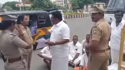 சேலம் தெற்கு: மல்லிகை கரை பகுதியில் பட்டியலின மக்களை கோவிலில் அனுமதிக்க கோரி மக்கள் ஆட்சியரகம் முன் தர்ணா #localissue
