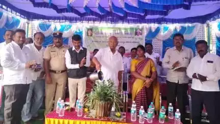 ಮೊಳಕಾಲ್ಮುರು: ಪರಿಸರದ ಬಗ್ಗೆ ಆಸಡ್ಡೆ ತೋರುವ ಶಿಕ್ಷಕರನ್ನು ಮುಲಾಜಿಲ್ಲದೇ ಸಸ್ಪೆಂಡ್ ಮಾಡಿ:ಪಟ್ಟಣದಲ್ಲಿ ಶಾಸಕ ಎನ್ ವೈ ಗೋಪಾಲಕೃಷ್ಣ ಗರಂ
