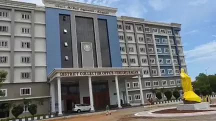 விருதுநகர்: ஆட்சியரகம் கூட்டரங்கில் மக்கள் குறை தீர்க்கும் நாள் கூட்டத்தில் 26 பயனாளிகளுக்கு 5,04,000 மதிப்பிலான நலத்திட்ட உதவிகள் ஆட்சியர் வழங்கினார்.