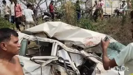 बिहटा: दिलावरपुर के पास कार ने सड़क किनारे खड़े लोगों को टक्कर मारी, गड्ढे में पलटी, एक की मौत, तीन घायल
