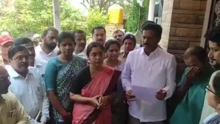 ಸಿದ್ಧಾಪುರ: ಬೆಂಗಳೂರಿನಲ್ಲಿ ಕಾಲ್ತುಳಿತದಿಂದ ಮೃತಪಟ್ಟ ಪಟ್ಟಣದ ರವೀಂದ್ರನಗರದ ಮಹಿಳೆಯ ಕುಟುಂಬಕ್ಕೆ ಪರಿಹಾರದ ಆದೇಶ ಪತ್ರ ವಿತರಣೆ ಮಾಡಿದ ಜಿಲ್ಲಾಡಳಿತ