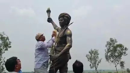 বিনপুর ২: সাহাড়ীতে বীরসা মুন্ডার মূর্তিতে মালা দিয়ে শ্রদ্ধাজ্ঞাপন করলেন ঝাড়গ্রাম লোকসভার সাংসদ কালিপদ সরেন