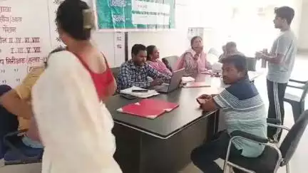 आदित्यपुर गम्हरिया: गम्हरिया प्रखंड: अंचल कार्यालय में राज्य सूची वीर का आयोजन, अंचल अधिकारी आदि उपस्थित
