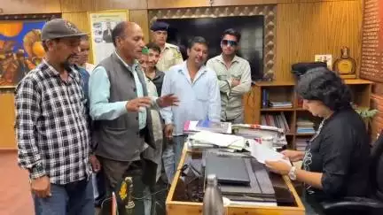 कुल्लू: काईस से बंदरोल सड़क की जल्द मरम्मत की मांग, ढालपुर में डीसी कुल्लू से मिले स्थानीय ग्रामीण