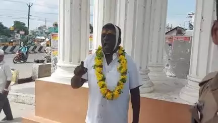 திருப்பத்தூர்: தான் இறந்துவிட்டதாக கூறி சொத்துக்களை அபகரித்த நபர்கள் மீது நடவடிக்கை எடுக்க கோரி நூதன முறையில் ஆட்சியர் அலுவலகத்திற்கு வந்த ஆசாமி