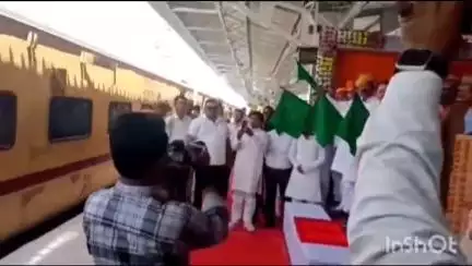 बीकानेर: केंद्रीय क़ानून मंत्री अर्जुन राम मेघवाल ने देशनोक रेलवे स्टेशन पर 4 साप्ताहिक ट्रेनों के ठहराव का किया शुभारंभ