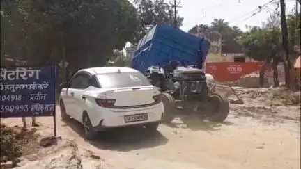 बुलंदशहर: नया गांव चांदपुर मार्ग पर निर्माणाधीन पुलिया में फंसी ट्रैक्टर ट्रॉली, मौके पर लगा जाम
