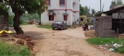 ହିନ୍ଦୋଳ: ବଣିଆପଡ଼ା ଗ୍ରାମରେ ଦୁର୍ବୃତ୍ତଙ୍କ ବୋମା ମାଡରେ ଭାଙ୍ଗିଲା ଗାଡି