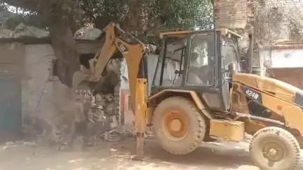 शाहजहांपुर: सदर बाजार क्षेत्र की तेल टंकी के पास नगर आयुक्त की मौजूदगी में चला बुलडोजर, हटाया गया अवैध अतिक्रमण