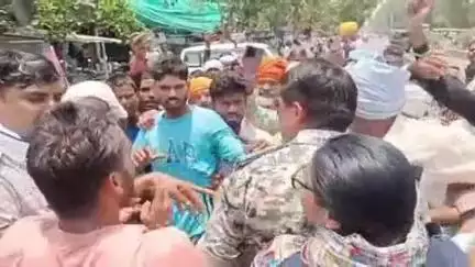 नौगांव: युवक की हत्या के मामले में नेशनल हाईवे में परिजनों ने फिर लगाया जाम, मृतक के पिता ने किया आत्मदाह का प्रयास