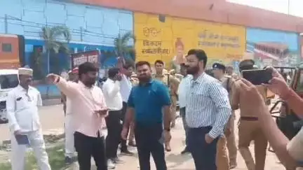 तमकुही राज: डीएम व एसपी ने तमकुहीराज थाना भवन के लिए प्रस्तावित भूमि का किया स्थलीय निरीक्षण