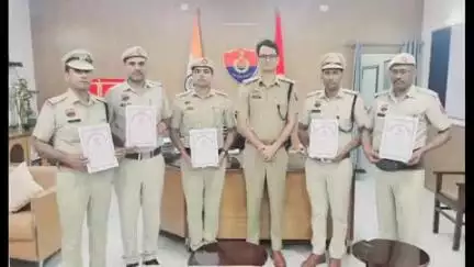 रेवाड़ी: सराहनीय कार्य करने पर SP ने 6 पुलिसकर्मियों को किया सम्मानित