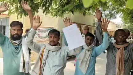 अमेठी: पूरे रामा चौहान पुन्नपुर गांव निवासी ने तहसील पहुंचकर की शिकायत, बेटे की हत्या का मुख्य आरोपी अब तक गिरफ्त से बाहर