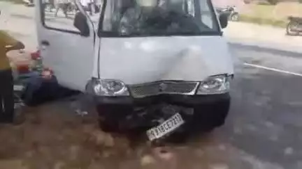 लोहारू: ट्रक ने कार को लोहारू-भिवानी सड़क मार्ग पर मारी टक्कर, 5 लोग हुए घायल