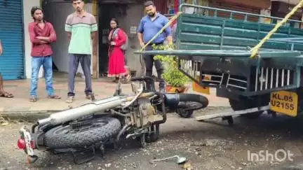 മീനച്ചിൽ: ഉഴവൂർ ടൗണിൽ ബൈക്ക് നിയന്ത്രണം വിട്ട് നിർത്തിയിട്ടിരുന്ന മിനിലോറിയിലിടിച്ച് യുവാവിന് ദാരുണാന്ത്യം