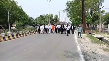 मंझनपुर: किसान की मौत पर बवाल, पुलिस कार्रवाई के खिलाफ अधिवक्ताओं का फूटा गुस्सा, मंझनपुर में एएसपी का फूंका पुतला
