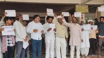 आज़मगढ़: बिशनपुर के ग्रामीणों ने नेता प्रतिपक्ष MLC लाल बिहारी यादव पर भू माफिया जैसे गंभीर आरोप लगाते हुए डीएम को सौंपा ज्ञापन