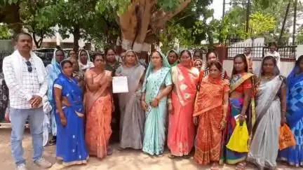 धमतरी: ग्राम रत्ना बांधा के ग्रामीणों ने काबिज जमीन का मांगा पट्टा, पट्टा नही होने शासकीय योजनाओं का नही मिलता लाभ #jansamasya