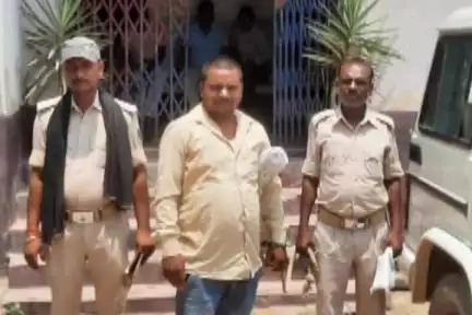 हलसी: सलौंजा गांव से हलसी थाना पुलिस ने एनबीडब्ल्यू वारंटी को किया गिरफ्तार, कोर्ट में पेश किया