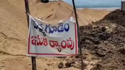 మణుగూరు: మణుగూరు మండలం పద్మ గూడెం ఇసుక క్వారీలో అక్రమ దందా లారీ డ్రైవర్ల వద్ద లోడింగ్ కు వెయ్యి రూపాయలు వసుల్