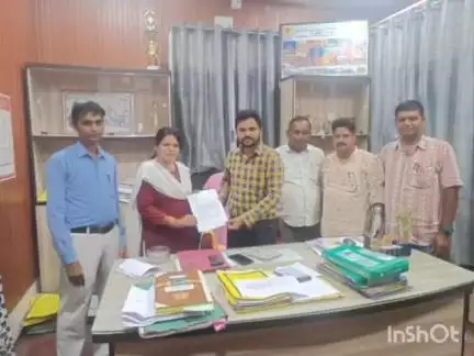 ବୀରମହାରାଜପୁର: ଉଲୁଣ୍ଡା ବ୍ଲକ୍ ପିଇଓ ସଂଘ ପକ୍ଷରୁ ଜିଲ୍ଲାପାଲଙ୍କ ଉଦ୍ଦେଶ୍ୟରେ ବ୍ଲକ୍ କାର୍ଯ୍ୟାଳୟରେ ବିଡ଼ିଓଙ୍କୁ ଦାବି ପତ୍ର ପ୍ରଦାନ
