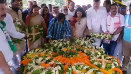 कांके: कोकर स्थित भगवान बिरसा मुंडा की समाधि स्थल पर उनकी पुण्यतिथि पर सीएम ने अर्पित की श्रद्धांजलि