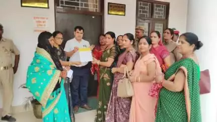 आज़मगढ़: आंगनबाड़ी कार्यकर्ताओं ने अपनी मांगों को लेकर डीएम को ज्ञापन सौंपा, कहा- कार्य में हो रही हैं परेशानियां