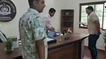 पौड़ी: आदमखोर गुलदार को मारने की मांग को लेकर AICC सदस्य राजपाल बिष्ट ने डीएफओ को सौंपा ज्ञापन