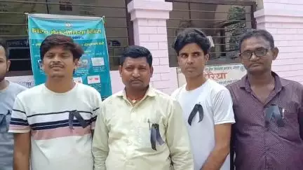 महागामा: महागामा रेफरल अस्पताल में आउटसोर्स कर्मियों का विरोध, काली पट्टी बांधकर जताया असंतोष, आंदोलन शुरू