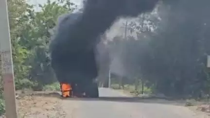 अतर्रा: खुरहंड गांव के पास गिट्टी से भरे ट्रक में अचानक लगी भीषण आग, आग ने विकराल रूप ले लिया
