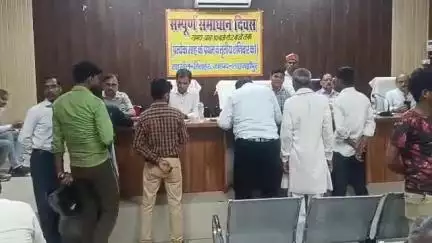 तिलहर: ब्लॉक सभागार में संपूर्ण समाधान दिवस का आयोजन किया गया, उप जिलाधिकारी ने फरियादियों की समस्याएं सुनीं
