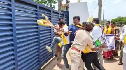 కడప: కడప సాక్షి కార్యాలయం ఎదుట టిఎన్ఎస్ఎఫ్, తెలుగు మహిళ, తెలుగు యువత ఆందోళనలు