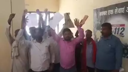 तमकुही राज: तमकुहीराज तहसील पर महेदिया गांव के ग्रामीणों ने किया प्रदर्शन, डीएम को सौंपा पत्रक