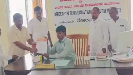 ಶೋರಾಪುರ: ಬೆಂಗಳೂರಿನಲ್ಲಿ ಆರ್ ಸಿಬಿ ವಿಜಯೋತ್ಸವ, ಕಾಲ್ತುಳಿತ ಘಟನೆ ಖಂಡಿಸಿ, ಕಮಿಷನರ್ ಬಿ ದಯಾನಂದ್ ಅಮಾನತು ಖಂಡಿಸಿ ನಗರದಲ್ಲಿ ಪ್ರತಿಭಟನೆ, ಮನವಿ