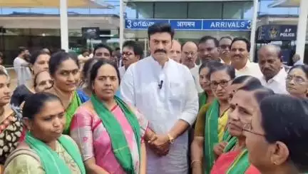 హైదరాబాద్ నుంచి గన్నవరం ఎయిర్పోర్ట్ కు చేరుకున్న ఆంద్రప్రదేశ్ డిప్యూటీ స్పీకర్ రఘురామ కృష్ణంరాజు