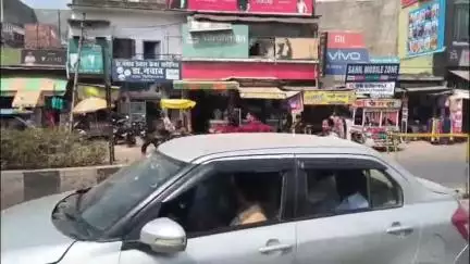 एटा: जीटी रोड पर बाइक टकराने को लेकर दो युवकों में हुई जमकर मारपीट, वीडियो आया सामने, घटना पोस्टमार्टम गेट के ठीक सामने
