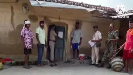 घाघरा: घाघरा पुलिस ने कांड संख्या 80/24 के आरोपी कुसुमतोली निवासी रामजी भगत के घर पर इश्तेहार चिपकाया
