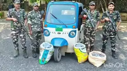 मधवापुर: एसएसबी कैम्प के जवानों ने टेम्पो पर लदी 300 बोतल नेपाली शराब ज़ब्त की