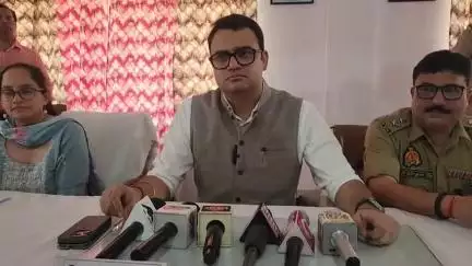बिसौली: बिसौली तहसील दिवस में आज जिलाधिकारी बदायूं ने संबंधित अधिकारियों और कर्मचारियों के साथ बैठकर जन समस्याएं सुनी