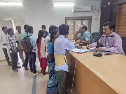 రంపచోడవరంలో ప్రజా సమస్యల పరిష్కార వేదిక కార్యక్రమానికి భారీగా సమస్యలపై దరఖాస్తులు, ప్రజల నుంచి 118 దరఖాస్తులు