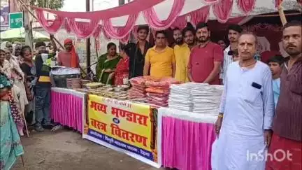 मेदिनीनगर (डालटनगंज): कांग्रेस नेता विभूति नारायण पाठक ने रीता पाठक की पुण्यतिथि पर कराया भव्य भंडारा, जरूरतमंदों को वस्त्र वितरित