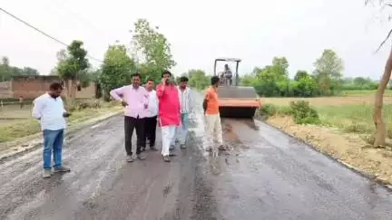 गोंडा: कहोबा-मोतीगंज सम्पर्क मार्ग का हो रहा चौड़ीकरण, भाजपा विधायक विनय कुमार द्विवेदी ने किया औचक निरीक्षण