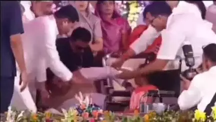 नरसिंहपुर: गाडरवारा में मंच से गिरे मुख्यमंत्री मोहन यादव, वीडियो वायरल