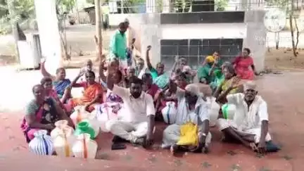 குளித்தலை: குளித்தலையில் பொது மக்களுக்கு குடிநீர் வழங்காத ஊராட்சி ஒன்றிய அலுவலகத்தை காளி குடும்பத்துடன் முற்றுகை போராட்டம்