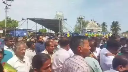 வேதாரண்யம்: கோடியக்காடு குழகர் கோயிலில் வைகாசி விசாகத் திருவிழாவை ஒட்டி திருத்தேரோட்ட விழா . ஏராளமான பக்தர்கள் வடம் பிடித்து தேரை இழுத்தனர்.