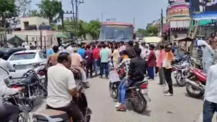 जालना: बजरंग दल,गोरक्षकांच्या वतीने बस स्टँड परीसरात रास्ता रोको आंदोलन..
सर्रास गोहत्या होत असल्यानं केलं आंदोलन