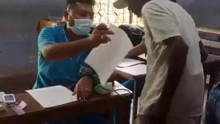 গড়বেতা ২: বিনা খরচের চিকিৎসা পরিষেবা জোকার ডাঙ্গা গ্রাম পঞ্চায়েতের পক্ষ থেকে, কয়েকশো মানুষের উপস্থিতি